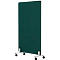Un mur insonorisé rectangulaire vert sur roulettes. Pieds métalliques angulaires et roulettes noires.