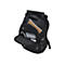 Schwarzer Rucksack mit Laptop, Notizbuch, Stiften und anderen GegenstÃ¤nden. Die Tasche ist geÃ¶ffnet.