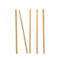 Mehrere Holzstäbchen, die auf weißem Hintergrund angeordnet sind, eines davon diagonal.
