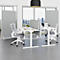 Bureau avec tables, chaises, cloisons et vue à travers la fenêtre. Blanc, gris, noir. Bureaux avec dossiers. Deux chaises avec roulettes.