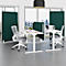 Bureau avec bureaux, chaises et cloisons vertes, grandes fenêtres et vue sur la ville.