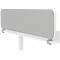 Fixation de bureau en tissu gris avec un cadre blanc, fixée à un plateau de table blanc.