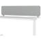 Panneau de bureau rectangulaire en tissu gris fixé à un bureau blanc.