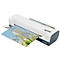 Plastifieuse Leitz blanche avec film de plastification et photo. Accents bleu-gris, l'inscription 'Leitz' est visible.