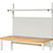 Établi avec panneau perforé, étagère et dessus en bois. Cadre gris et panneau blanc perforé.