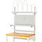 Werkbank met wit frame, houten blad en geperforeerde wand met beugels.