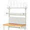 Werkbank met gereedschapshouders, planken en pegboard. Houten blad op wit metalen frame. Lege gereedschapsopslag.