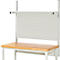 Werkbank met pegboard en plank, licht houten blad en lichtgrijs metalen frame.
