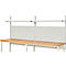 Werkbank met geperforeerde wanden en planken. De werkbank heeft een houten blad en een metalen frame.