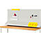 Werkbank met pegboard, gereedschap en gele bakken. Er staan een figuur en gereedschap op planken.