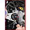 Ein Mechaniker verwendet einen Drehmomentschlüssel an einem Motor. Der Schlüssel zeigt 368 an.