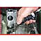 Mechaniker verwendet ein KS TOOLS Werkzeug am Motor. Die Drehmomenteinstellungen sind sichtbar.