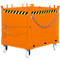 Oranje transportbox met wielen, ketting en waarschuwingsstrepen.