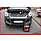 Ein grauer Ford Kuga mit geöffneter Motorhaube wird mit einem mobilen Starthilfe-Gerät aufgeladen. Schwarze Kabel verbinden beide Geräte.