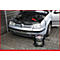 Ein silberner VW Golf mit geöffneter Motorhaube, Starthilfegerät angeschlossen. Darunter, ein schwarzes Ultimate-Gerät.