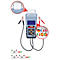 Batterietester mit Zangen, Display und Drucker. Die Papierausgabe zeigt Testergebnisse. Logos und Sprachen im Bild.