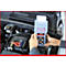 Ein Techniker hält ein Batterietestgerät in der Hand und testet die Batterie eines Autos.