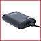 Dunkelgraue Powerbank mit USB-Kabel. Knöpfe und Anschlüsse sichtbar.