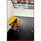 Ein Mann mit gelbem Helm und Stirnlampe blickt an die Decke. Er steht vor einer grauen Wand.