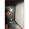 Ein Arbeiter mit Helm und Stirnlampe betrachtet konzentriert eine Baustelle in einem Badezimmer.