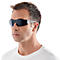 Mann mit Sonnenbrille im Profil. Die Brille hat eine dunkle Linse und silberne Bügel. Er trägt ein weißes T-Shirt.