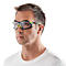 Mann trägt Sportbrille mit schwarzem, grünem und gelbem Rahmen vor weißem Hintergrund.