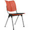 Chaise moderne avec dossier rouge, assise noire et pieds argentés. Le dossier présente de petits trous ronds.