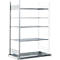 Metalen stellingkast met meerdere planken, tegen een witte achtergrond. Roosterstructuur van de planken en grijze kleur.