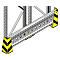 Metalen schap met perforaties en geelzwarte hoekbescherming. Details van de schapconstructie.