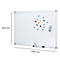 Tableau blanc rectangulaire, étiqueté avec des dimensions, des aimants et des accessoires.