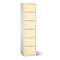 Een hoge, witte kast met zes gele deuren en sloten. Schaduw.