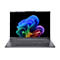 Ein silberner Laptop mit schwarzem Bildschirm, auf dem ein farbenfrohes, abstraktes 3D-Bild dargestellt ist. Die Tastatur ist beleuchtet.