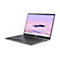 Ein graues Acer Chromebook-Laptop, halb geöffnet, mit dem Bildschirm zur Seite. Auf dem Bildschirm sind Berge zu sehen, die in rosa Nebel gehüllt sind.