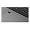 Nahaufnahme eines grauen Laptops. Der Fokus liegt auf dem Touchpad und der Tastatur. Das Touchpad hat ein schwarzes Rechteck. Die Tastatur hat schwarze Tasten.