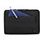 Schwarze Laptoptasche mit Frontfach, in dem ein blaues Notizbuch und ein Kugelschreiber stecken.