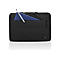 Schwarze Laptoptasche mit Fronttasche, darin ein blauer Notizblock und ein Kugelschreiber, isoliert auf Weiß.