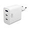 Weißes ACT Ladegerät mit drei Anschlüssen, USB-A und zwei USB-C-Ports, vor neutralem Hintergrund.