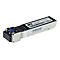Ein metallisches SFP-Transceiver-Modul mit blauem Hebel und schwarzer Staubschutzkappe auf weißem Hintergrund.