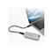 Eine graue externe SSD mit ACT-Logo ist über ein schwarzes USB-Kabel mit einem silbernen Laptop verbunden.