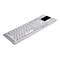 Weiße, flache Kompakt-Tastatur mit integriertem Touchpad auf der rechten Seite vor neutralem Hintergrund.