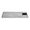 Helle Computertastatur mit deutschem Layout und integriertem Touchpad auf der rechten Seite.