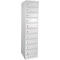Hoge witte locker met 10 compartimenten en sleutels. Elk compartiment heeft een sleutelgat.