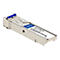 Ein silbernes Addon SFP-Transceiver-Modul mit blauem Entriegelungshebel vor weißem Hintergrund.