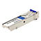 AddOn SFP-Transceiver GLC-LH-SMD-AO aus Metall mit blauem Entriegelungshebel auf weißem Hintergrund.