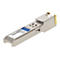 Silbernes Addon SFP-Transceiver-Modul mit blauem Etikett und goldenen Kontakten vor weißem Hintergrund.