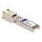 Silbernes SFP-Transceiver-Modul mit Aufkleber 'GLC-TE-AO' vor weißem Hintergrund.