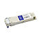 Ein silberner QSFP-Transceiver mit blauem Addon-Label und technischen Spezifikationen vor weißem Hintergrund.
