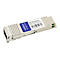 Silbernes QSFP-Modul mit blauem Addon-Aufkleber und Barcode auf weißem Hintergrund.
