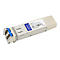 Metallenes SFP-Plus Transceiver-Modul mit blauem Hebel auf weißem Hintergrund.