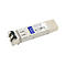 Ein metallisches SFP-Plus-Glasfaser-Transceiver-Modul mit blauem Aufkleber auf weißem Hintergrund.